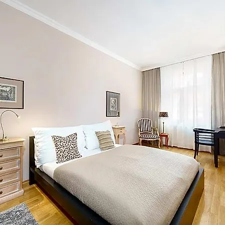Hunger Aparthotel