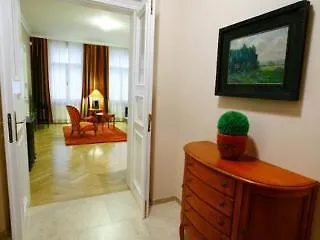 Hunger Apartahotel 4*